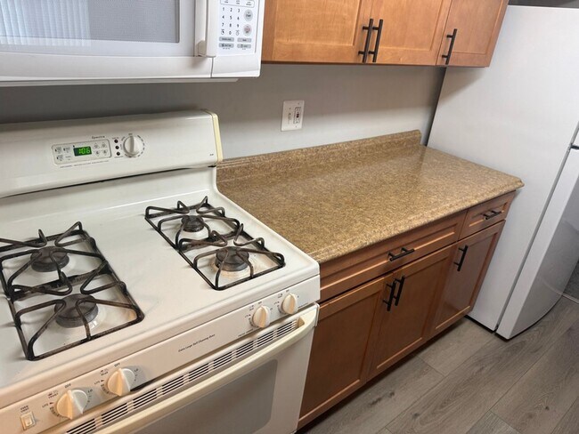Foto del edificio - Bright & Spacious Condo in Sought-After Glenhardie Community