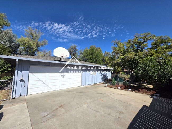 Building Photo - Easy access to everything just sout of Dow...