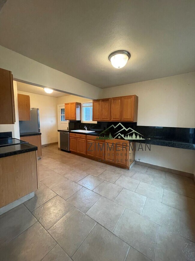 Building Photo - 3 br, 2 bath House - 2180 Laurel Ave NE