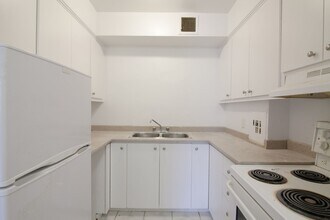 Building Photo - 6525 Cte-Saint-Luc
