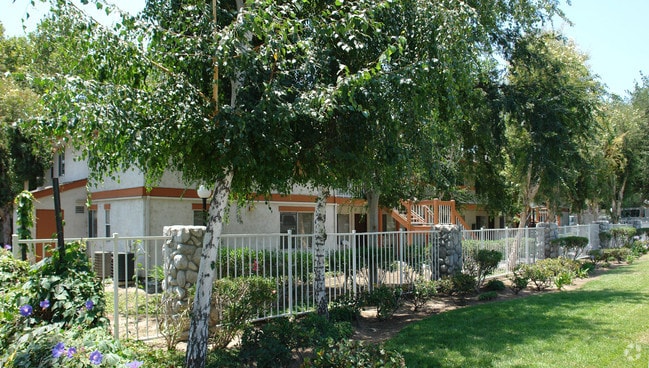 Building Photo - Whispering Fountains At Monrovia