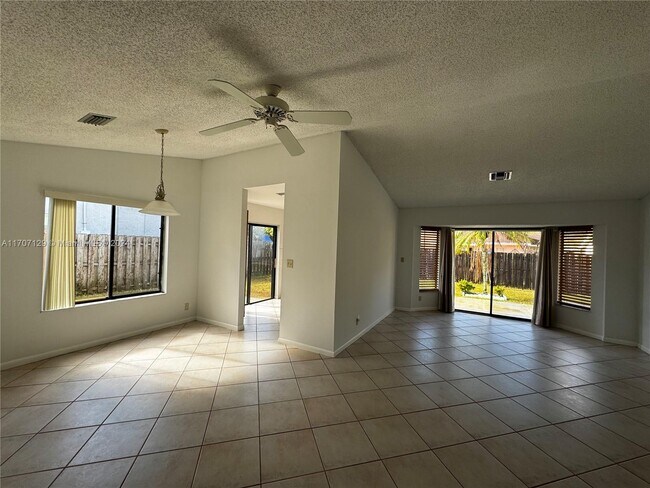 Foto del edificio - 3247 NW 102nd Terrace