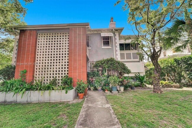 Building Photo - 405 SW 11th Ave