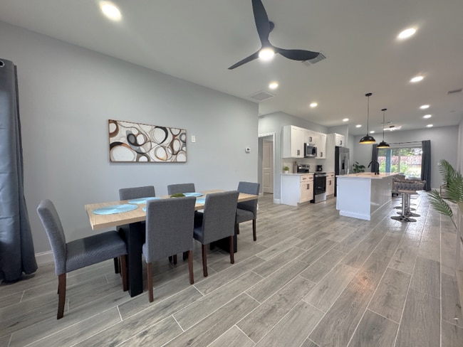Building Photo - 272 Diogenes St