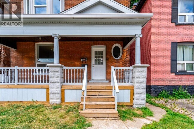 Photo du bâtiment - 16 Sherman Ave S