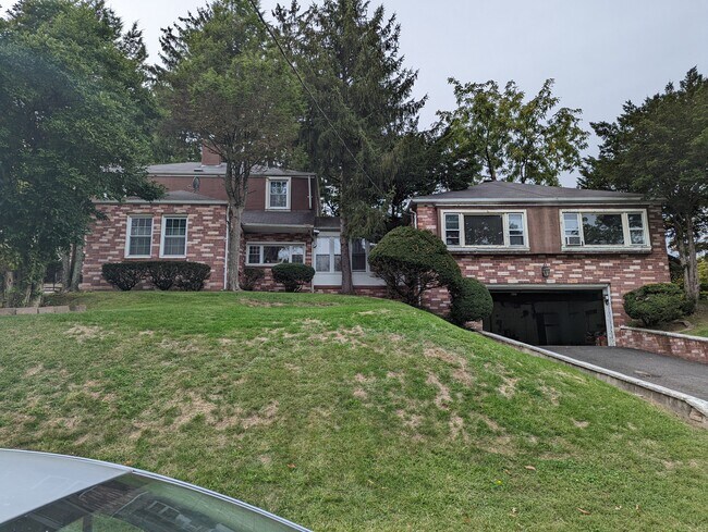 Front - 76 Lakeside Ave