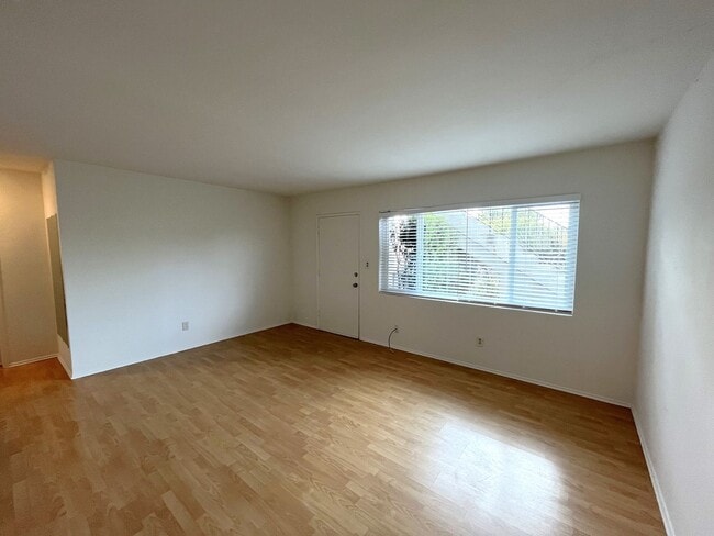 Building Photo - 1bd/1bth South Park Apartment with Plank F...