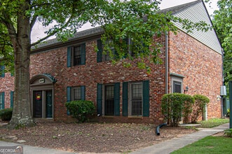 Building Photo - 3099 Colonial Way