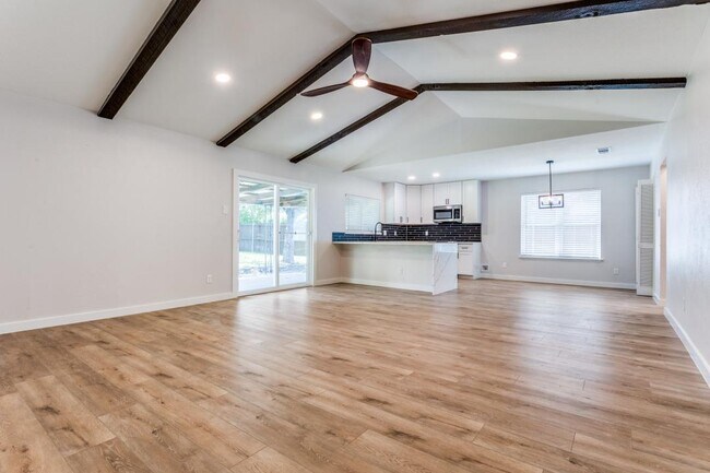 Building Photo - 4825 Cloverdale Ln