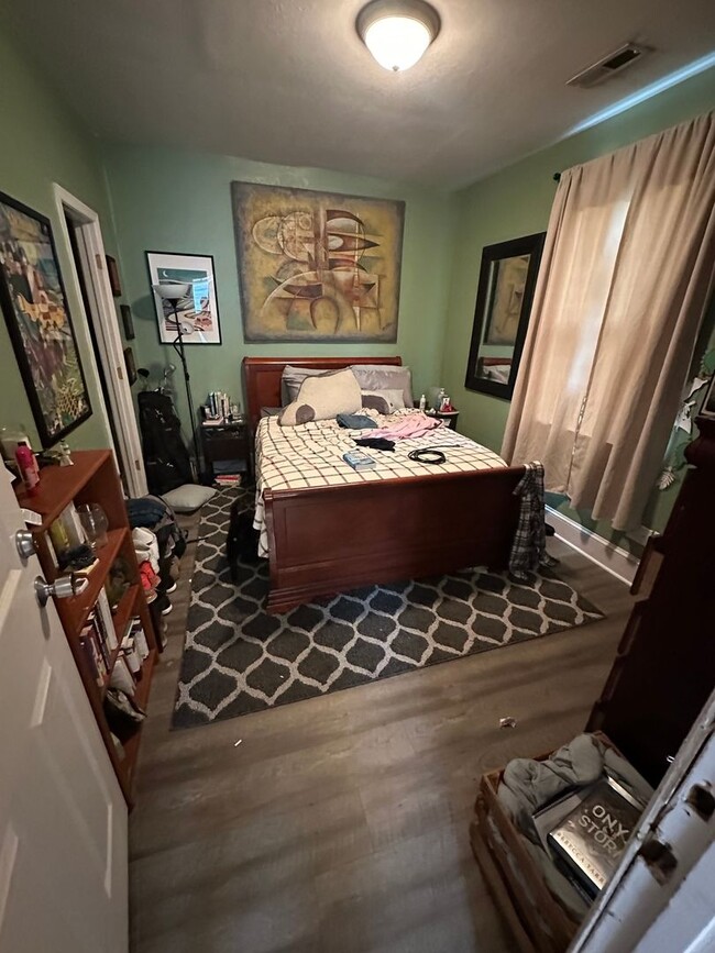 Foto del edificio - 4-5 Bedroom Single Family Home Located in ...