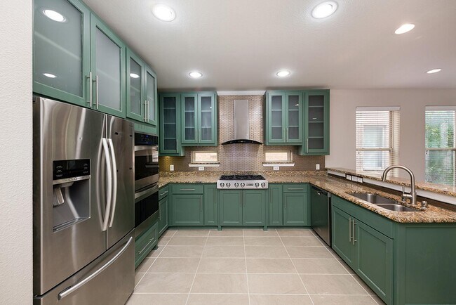 Foto del edificio - Stylish M Streets townhouse with modern interior & fenced yard