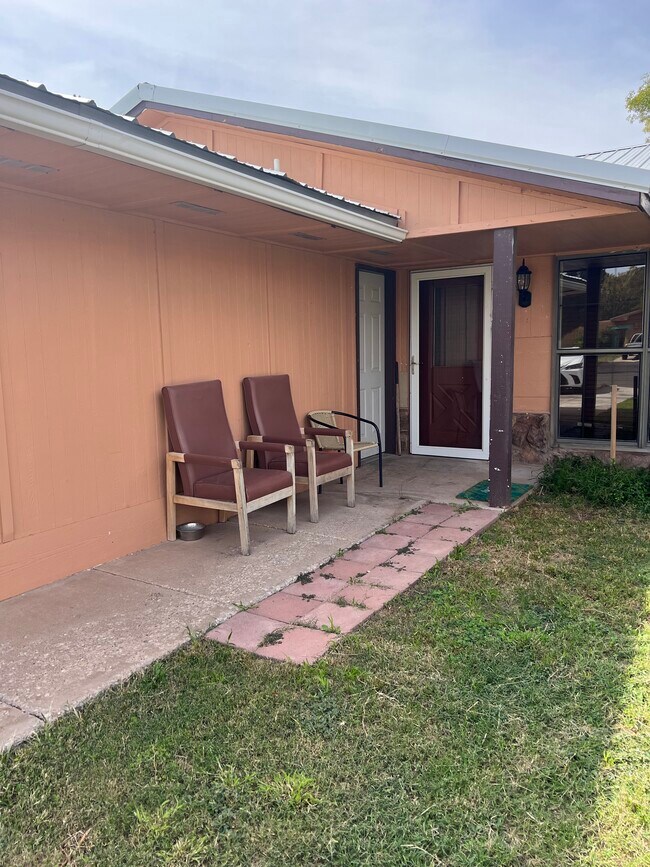 709 Los Arboles, Carlsbad, NM 88220 Townhome Rentals in Carlsbad NM