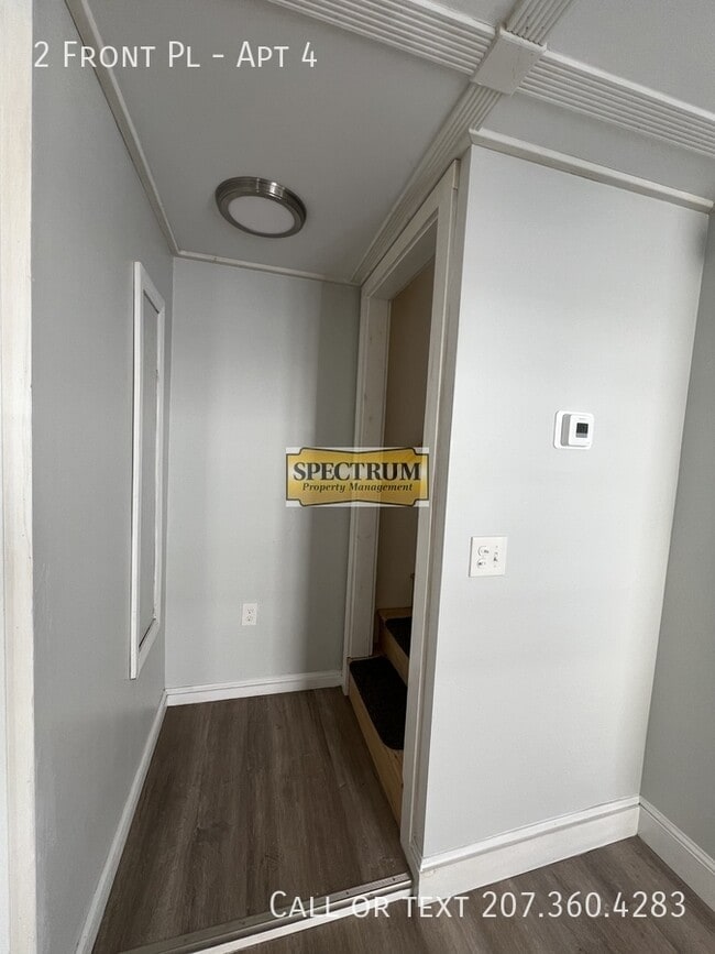 Building Photo - 2 Front Pl