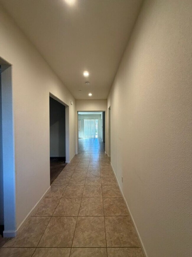 Building Photo - Beautiful 3 Bedroom and 2 Bathroom Home in Natomas $2,995.00