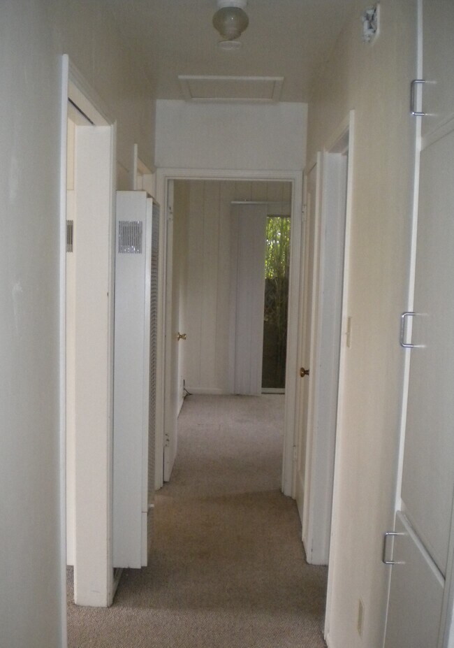 Building Photo - 418 Cuesta Dr