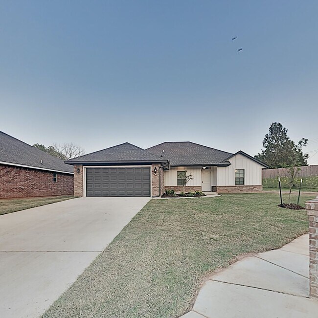Building Photo - Spacious 4 Bed 2 Bath 2 Car Garage Home in Putnam City Schools Centrally Located in NW OKC