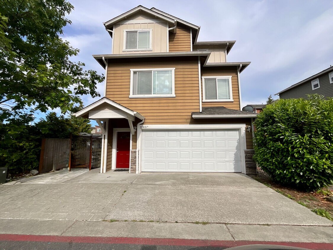 Primary Photo - Spacious 5-Bedroom Home with Office, Firep...