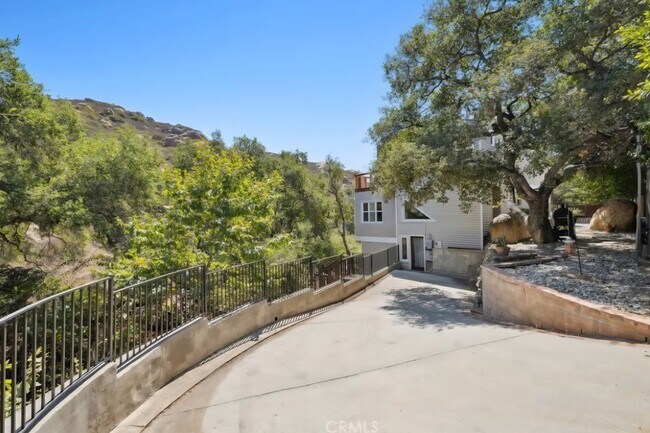 Foto del edificio - 380 Box Canyon Rd