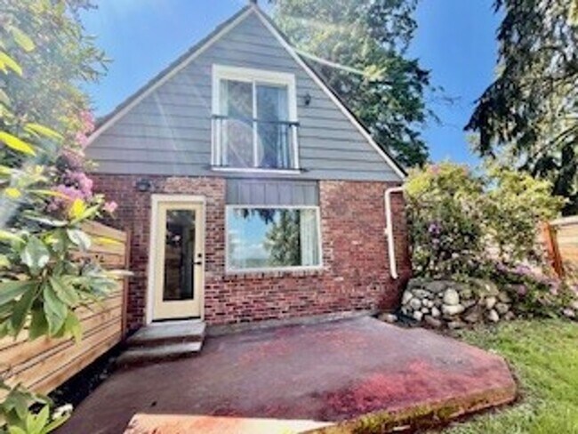 Building Photo - Classic Northwest Cottage With View of Lak...