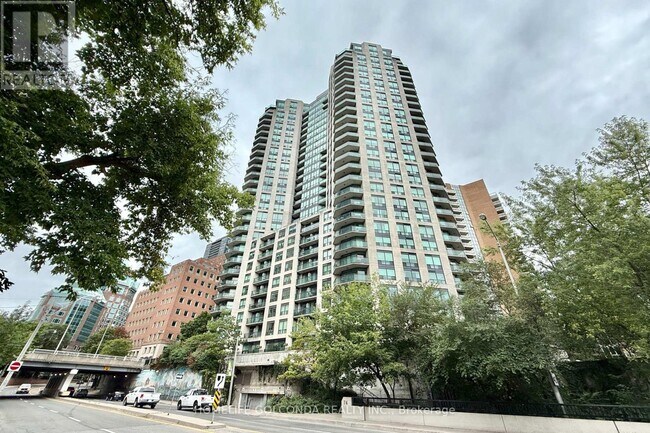 Photo du bâtiment - 300-2300 Bloor St E