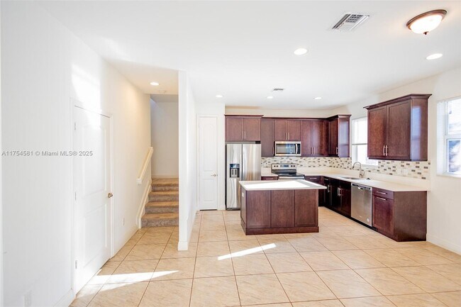 Foto del edificio - 6950 Pines Cir