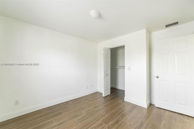 Building Photo - 2019 NE 17th Ct