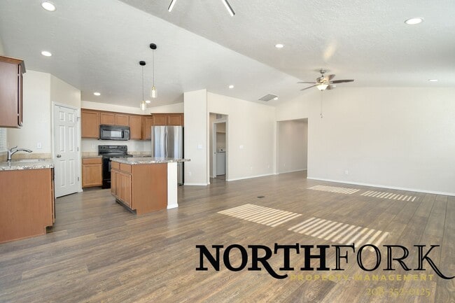 Building Photo - Your Next Nampa home Nestled Near Convenience and Near Country Outskirts