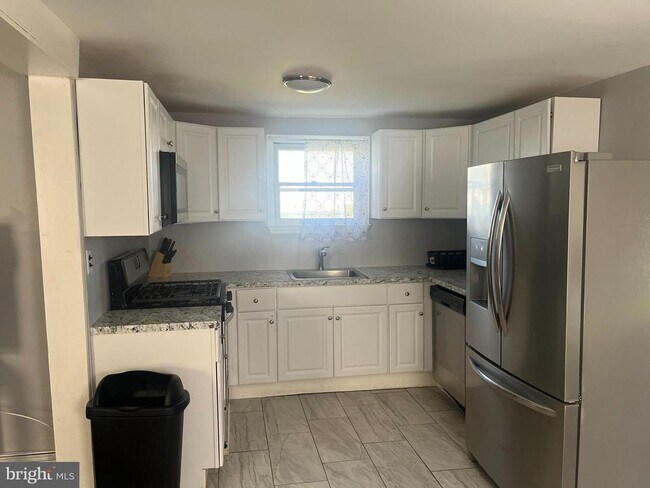 Building Photo - 16 Clinton St