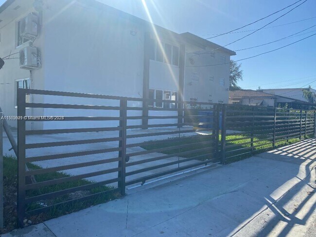 Building Photo - 2008 SW 3rd St