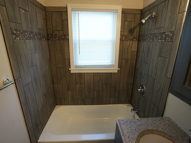 Foto del edificio - 3600 N 63rd St