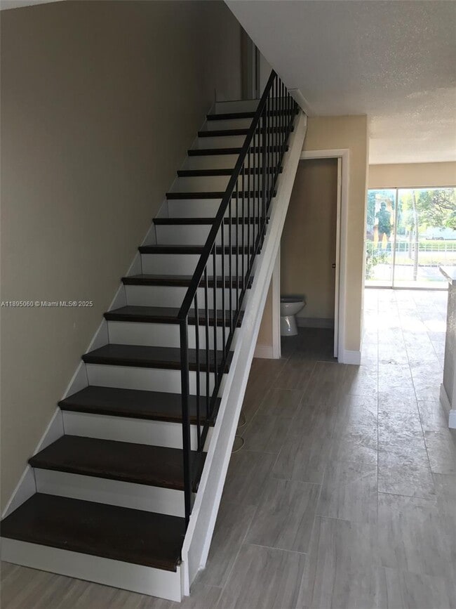 Building Photo - 9353 Fontainebleau Blvd