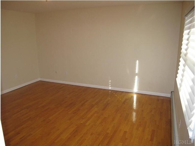 Building Photo - 685 Gramatan Ave