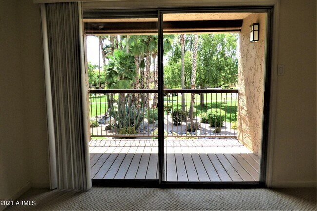 Foto del edificio - 8250 Arabian Trail