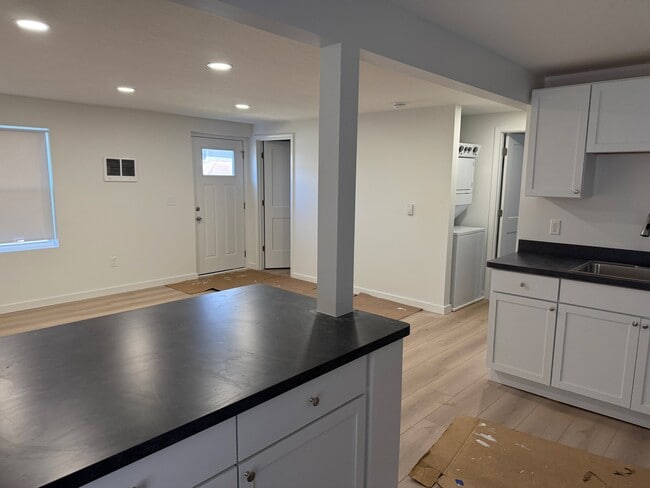 Building Photo - 418 Oak St