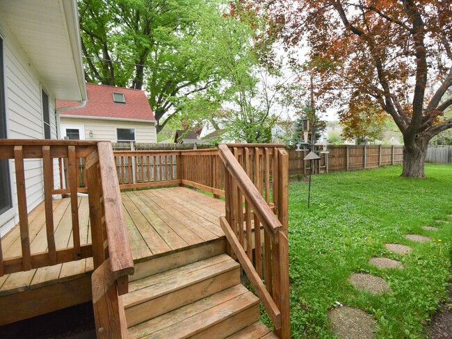 Foto del edificio - Move-In Ready 2 Bed 1 Bath With Large Yard...