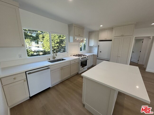 Foto del edificio - 599 Sunset Ct