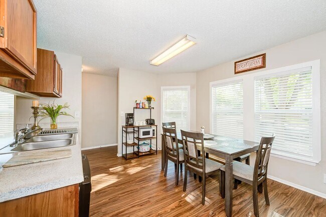 Foto del edificio - 6202 Valley Knight