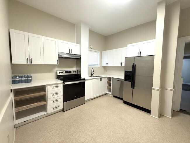 Photo du bâtiment - FOR RENT:732 Wellington St. – Available NOW!