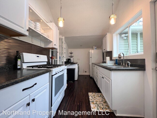 Foto del edificio - 2 br, 1 bath House - 863 E. Eighth St