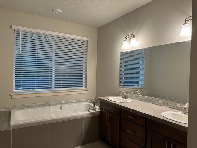 Foto del edificio - BEAUTIFUL SINGLE LEVEL RANCH, CENTRAL AIR,...