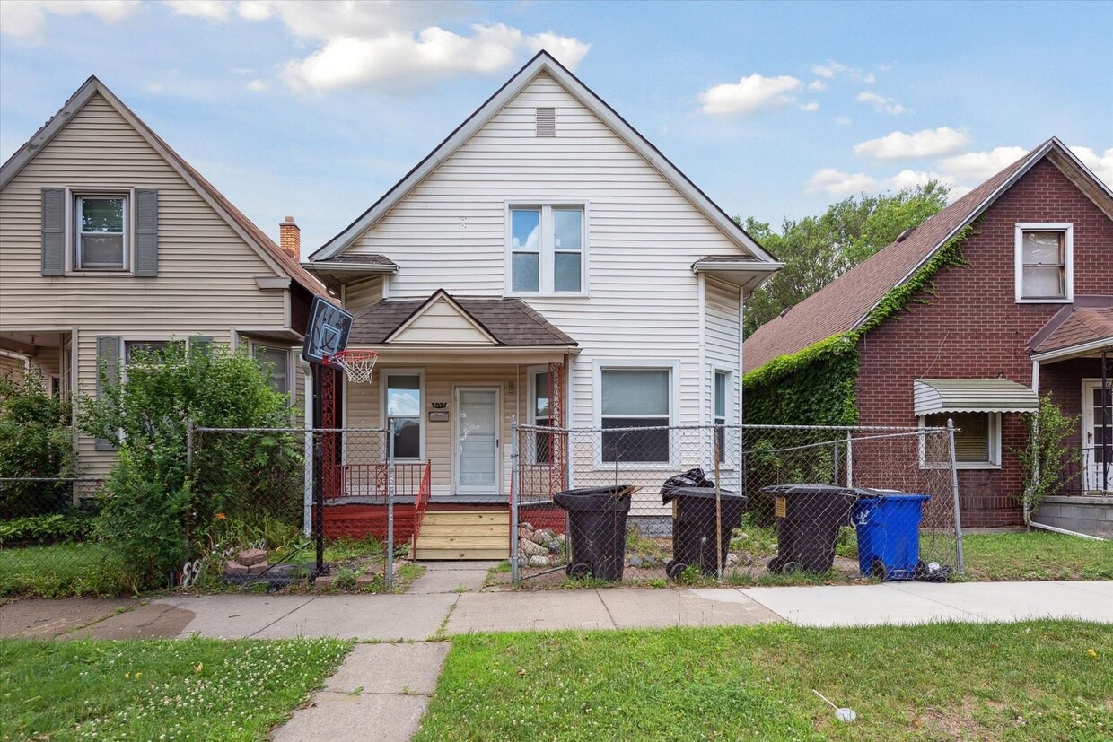 Primary Photo - 4 Bedroom 2 Bath $1,500