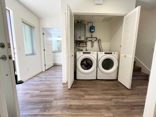 Foto del edificio - AVAILABLE NOW! 3BD + BONUS ROOM/4BA - LUXURY BEACH CONDO! 1 BLOCK TO THE BEACH!!- $6,995/mo