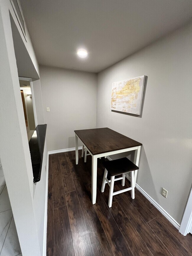 Building Photo - 6407 Chinaberry Trail