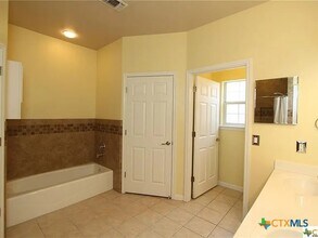 Building Photo - 2614 Fairwood Dr