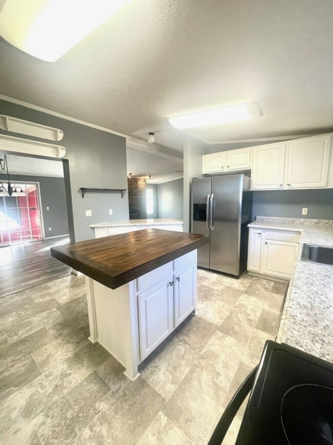 Building Photo - 3 Bed 2 Bath