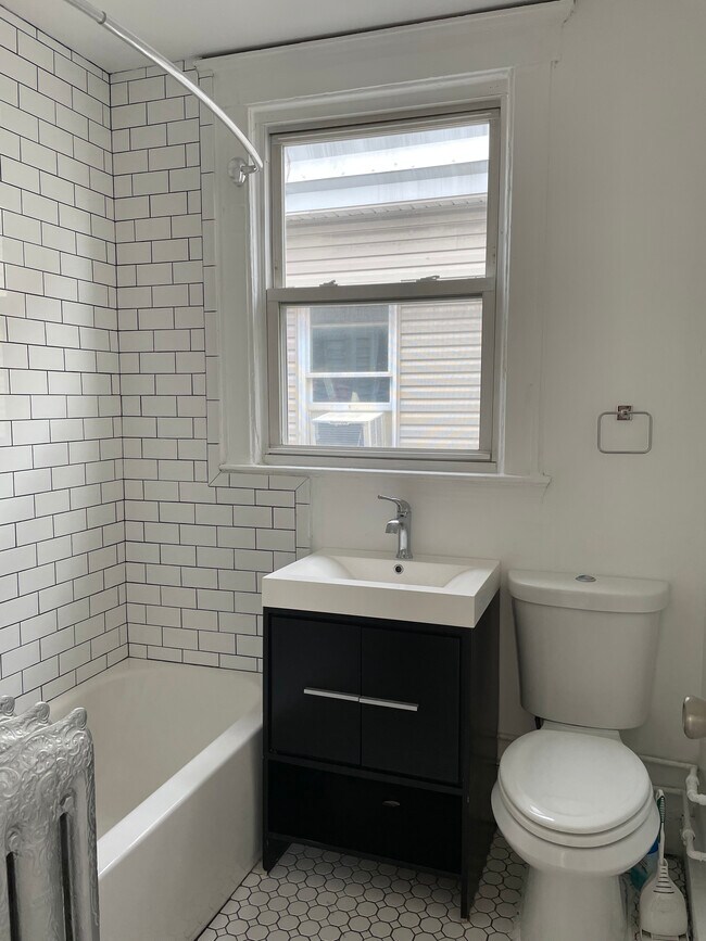 Main Bathroom - 7 Duncan Ct