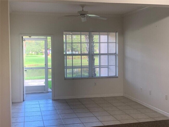 Building Photo - 2 / 2 Lakefront Condo
