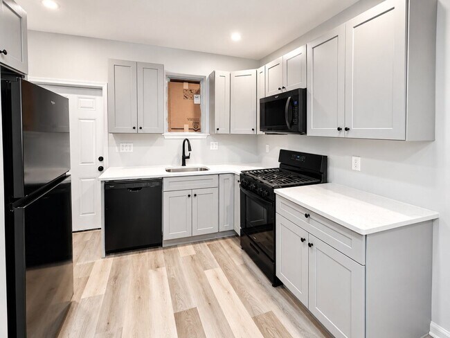 Foto del edificio - Spacious 3BR Rental with Central Air & Private Yard