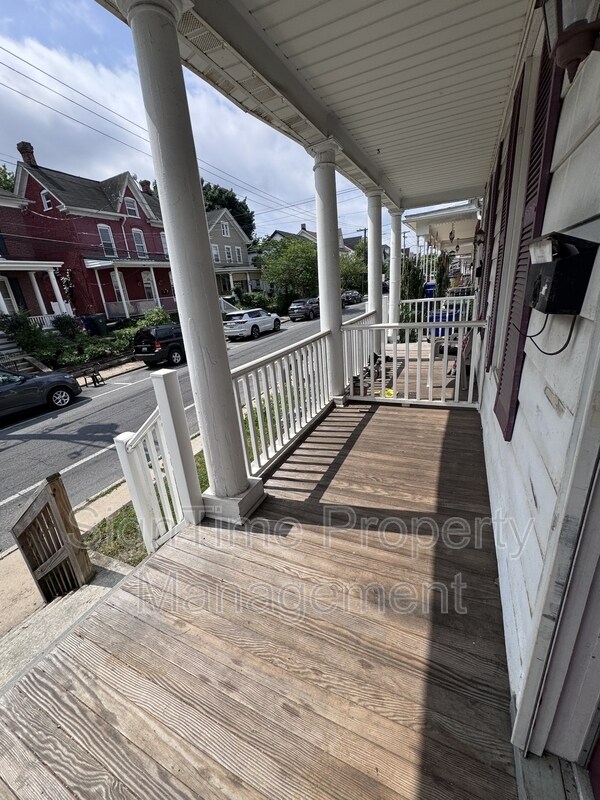 Building Photo - 627 N Mulberry St