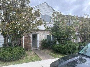 Building Photo - 11136 Village Bend Ln